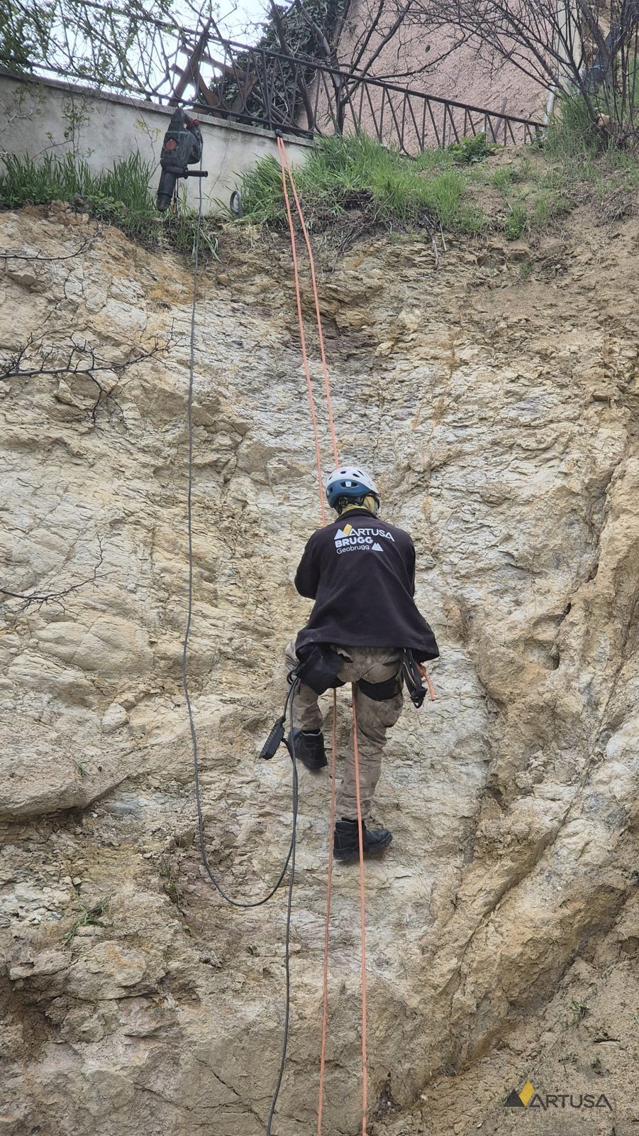 Rope-access scaling on a rock slope
