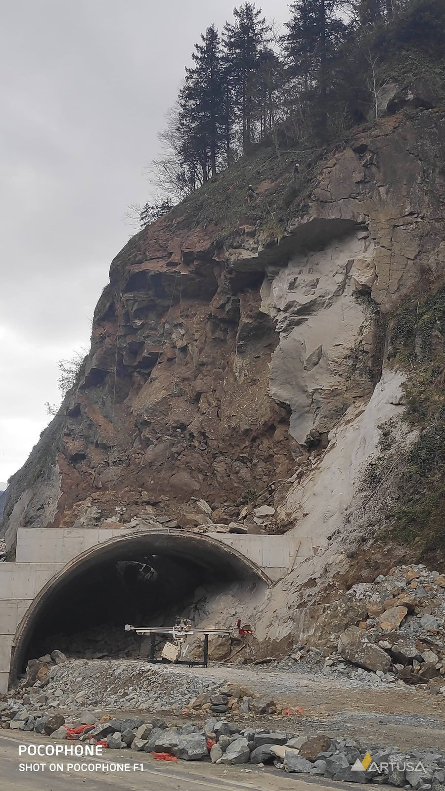 Mesh above a tunnel portal
